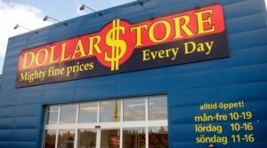 Dollarstore tvätt av kundkorgar och kundvagnar